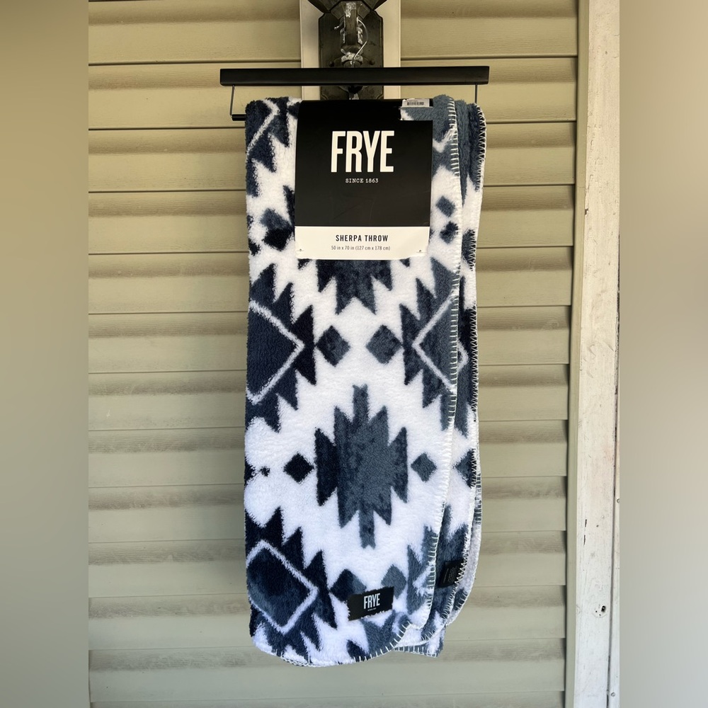 New FRYE Sherpa Throw Blanket Southwestern Tribal Reversible 50x70 Blue WhiteNWT